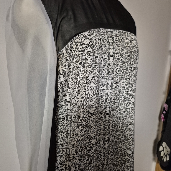 W118 by Walter Baker black and white pattern top sheer details - Picture 2 of 6